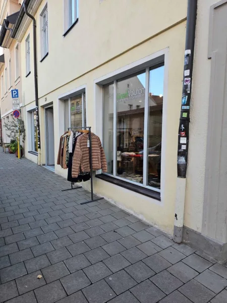 Außenansicht - Laden/Einzelhandel mieten in Erlangen - **Attraktiver Laden in bester Lage an der Friedrichstraße**