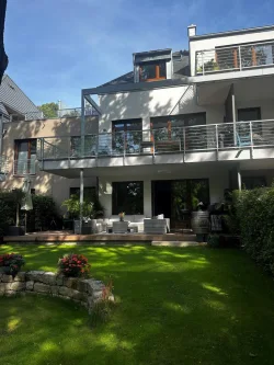 Blick aufs Haus - Wohnung mieten in Erlangen - ***Exklusiv wohnen in der Ebrardstraße*** Top moderne 3-Zimmer-Gartenwohnung mit Einbauküche