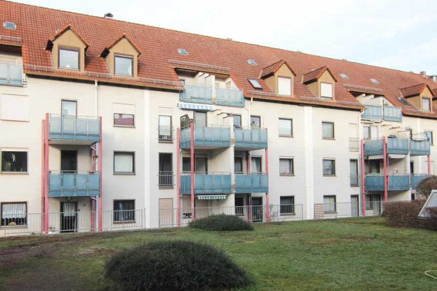 Außenansicht 1 - Wohnung kaufen in Erlangen - RESERVIERT+++Zwei-Zimmer-Wohnung mit Südbalkon+++Neuvermietung oder Einzug möglich+++TG-Stellplatz+++