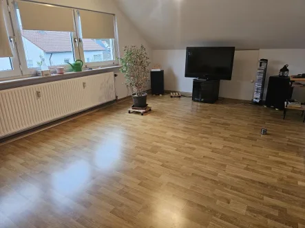 Wohnzimmer - Wohnung mieten in Erlangen - RESERVIERT - Gemütliche 3-Zimmer-DG-Wohnung mit EBK in Eltersdorf