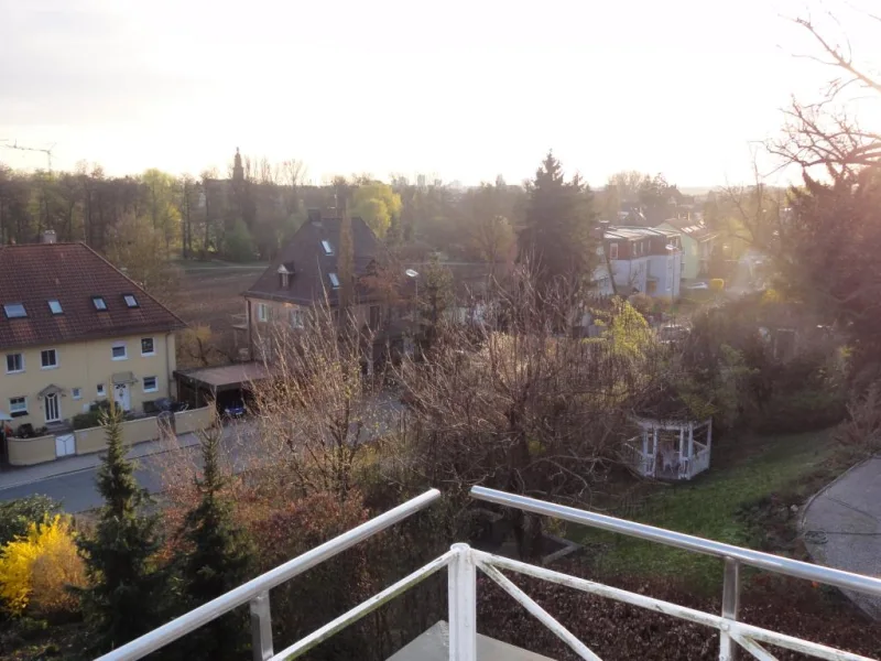 Ausblick Balkon - Wohnung mieten in Erlangen - NEU Wohnen mit Flair am Burgberg: Tolle 3-Zimmer-Wohnung mit  großem Süd-Balkon und herrlicher Aussicht über die Stadt