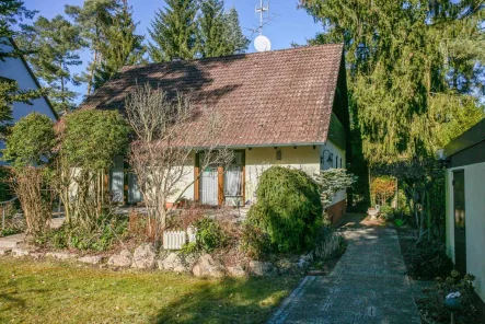 Vorderansicht mit Terrasse  - Haus kaufen in Erlangen - +++ Ruhepol in Seenähe - Dechsendorf +++