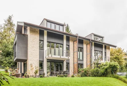 Gartenseite - Haus kaufen in Starnberg - BUCHBERGER Immobilen Familienfreundliche und großzügige 5 Zimmer-DHH in Starnberg/Söcking