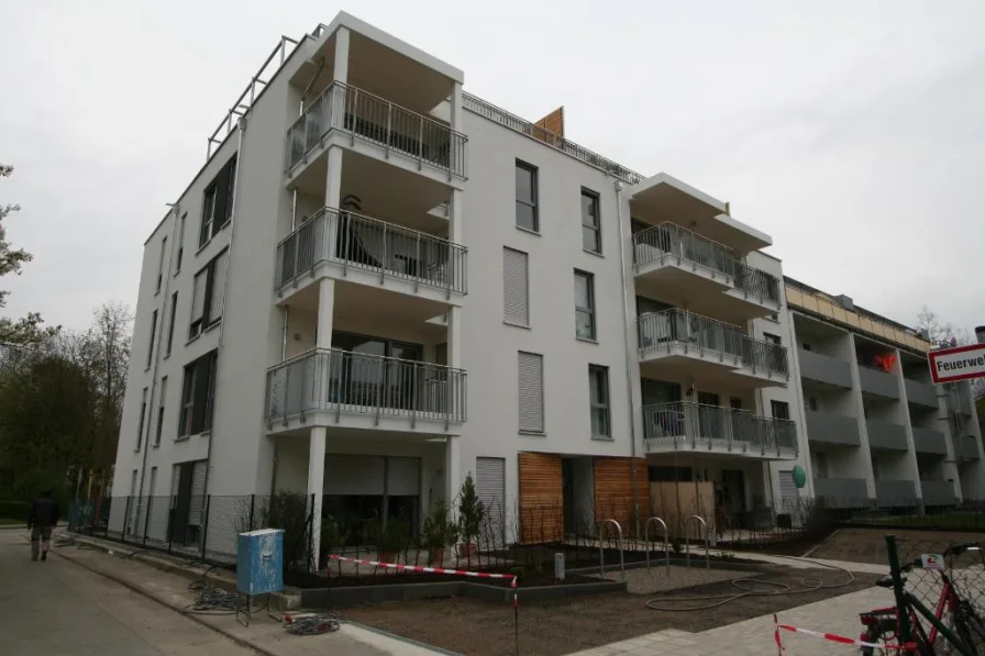 Hauseingang - Wohnung mieten in München - BUCHBERGER Immobilien Neubau-2017, attraktive Single-Wohnung.