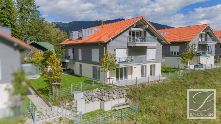 Aussenansicht - Wohnung kaufen in Oberammergau - 4-Zi.-Erdgeschoss-Wohnung mit Ausblick, Terrasse und TG in Oberammergau