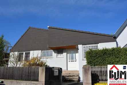 Ansicht - Haus kaufen in Zirndorf - *Sehr gepflegte Doppelhaushälfte - auch wohnen/arbeiten möglich - ZH + Grundofen - Carport - EBK + neue Sauna a.W.*