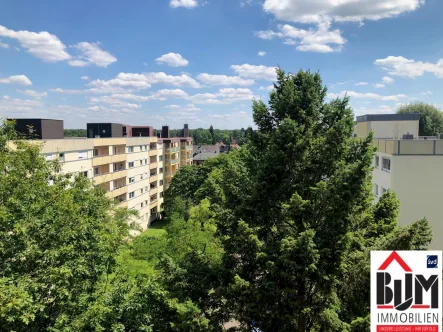 Blick von der Süd-Loggia - Wohnung mieten in Nürnberg - *3 Zimmer - ruhige Lage - neuwertiges Bad mit Fenster - Südloggia - Aufzug*