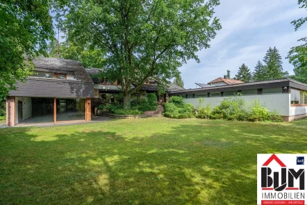 Ansicht - Haus kaufen in Rückersdorf - *Seltenes Angebot - uneinsehbares Grundstück - Architektenhaus mit sep. Bürogebäude - Doppelgarage*