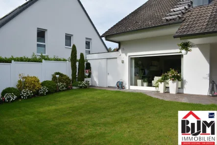 Gartenansicht - Haus kaufen in Schwaig - *Sehr gepflegt - zur Kapitalanlage - großzügig geschnitten - Garage*