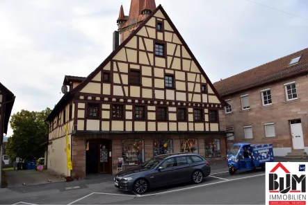 Vorderansicht - Wohnung mieten in Fürth - *Sofort frei - 1 Zimmer + ausgebauter Spitzboden - möbliert - Bad mit Wanne und Fenster*