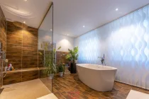 Badezimmer mit Dusche & Wanne