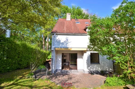 Außenansicht - Haus kaufen in Dorfen - Charmantes Reihenendhaus mit sonniger Süd-West-Terrasse und traumhaftem Garten!