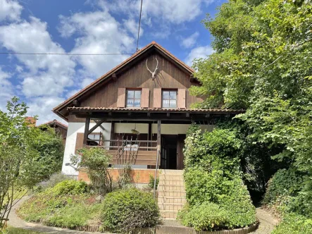 Südansicht mit Veranda - Haus kaufen in Obergünzburg / Ebersbach - Renovierungsbedürftiges Einfamilienhaus mit Carport und Fernwärmeanschluss