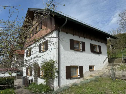 Südwestansicht - Haus kaufen in Günzach - Älteres Einfamilienhaus in ruhiger Westhanglage
