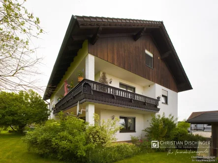 Giebelansicht - Haus kaufen in Lappersdorf-Hainsacker - Ein Zuhause für alle: Solides Mehrgenerationenhaus mit viel Raum und Ruhe in begehrter Wohnlage!