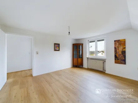 Wohnzimmer - Zinshaus/Renditeobjekt kaufen in Sinzing - "Ihre Kapitalanlage 2024: Kernsanierte 4-Zimmer-Wohnung in begehrter Wohnlage"
