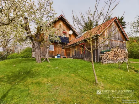 Hausansicht - Haus kaufen in Bernhardswald - Idyllisches Landhaus mit weitläufigem Grundstück – Ein Paradies für Naturfreunde!