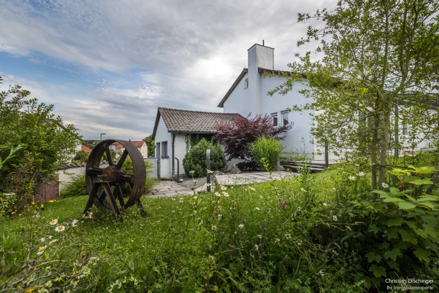 Hausansicht vom Garten - Haus kaufen in Bad Abbach - Helles Einfamilienhaus mit gepflegtem Garten in ruhiger Nachbarschaft