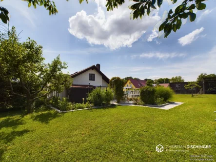 Rückansicht - Haus kaufen in Lappersdorf / Oppersdorf - Ihr perfektes Zuhause für Mehrgenerationen oder Wohnen und Arbeiten!