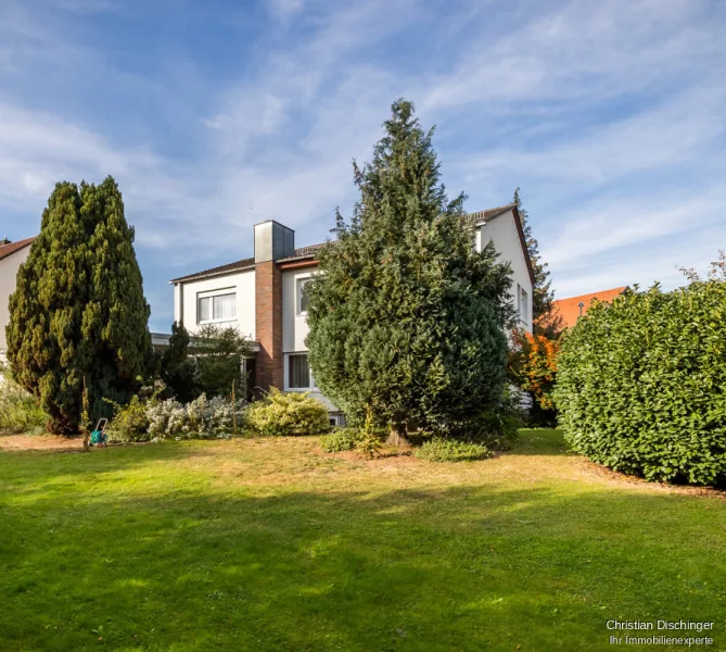 Hausansicht vom Garten - Haus kaufen in Lappersdorf / Kareth - Großzügiges Stadtrandhaus mit Traumgarten