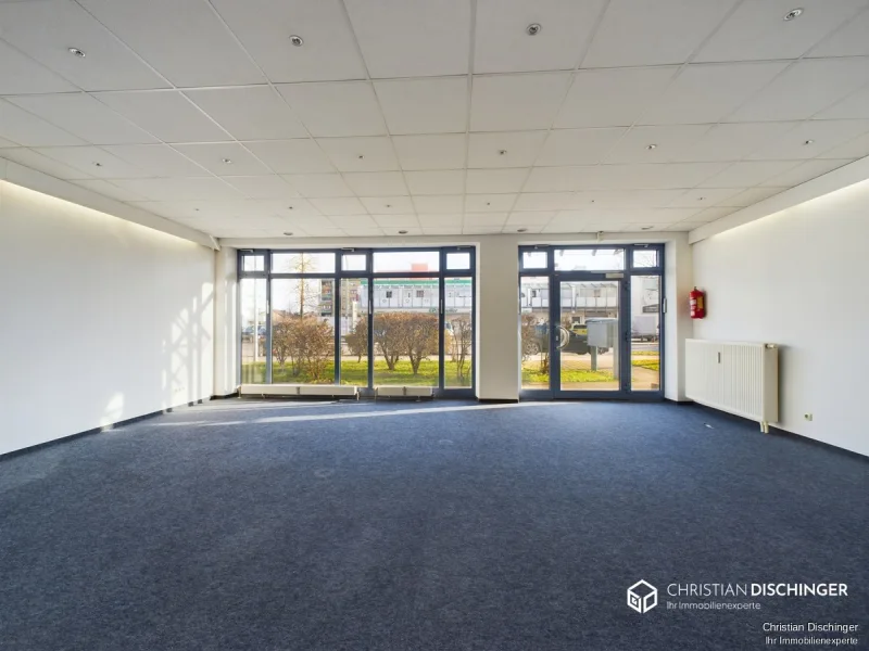 Laden/Großraumbüro - Büro/Praxis mieten in Neutraubling - **Vielseitige Gewerbeeinheit mit 112 m², großer Fensterfront und Tiefgaragenstellplätzen – ideal für Büro oder Ladengeschäft!**