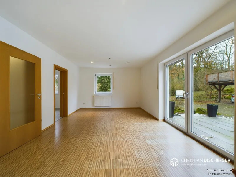 Wohnzimmer - Haus kaufen in Wörth an der Donau - **Familienfreundliche, gepflegte Doppelhaushälfte mit 140 m² Wohnfläche, Garten und naturnaher Lage – einziehen und wohlfühlen!**