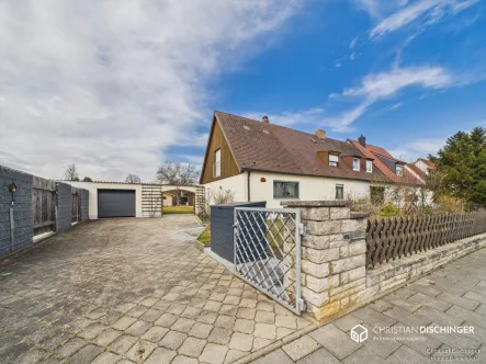 Außenansicht - Haus kaufen in Regensburg - Haus mit tollem Entwicklungspotenzial! Sanieren, Erweitern oder Neubau – Lassen Sie Ihrer Kreativität freien Lauf!