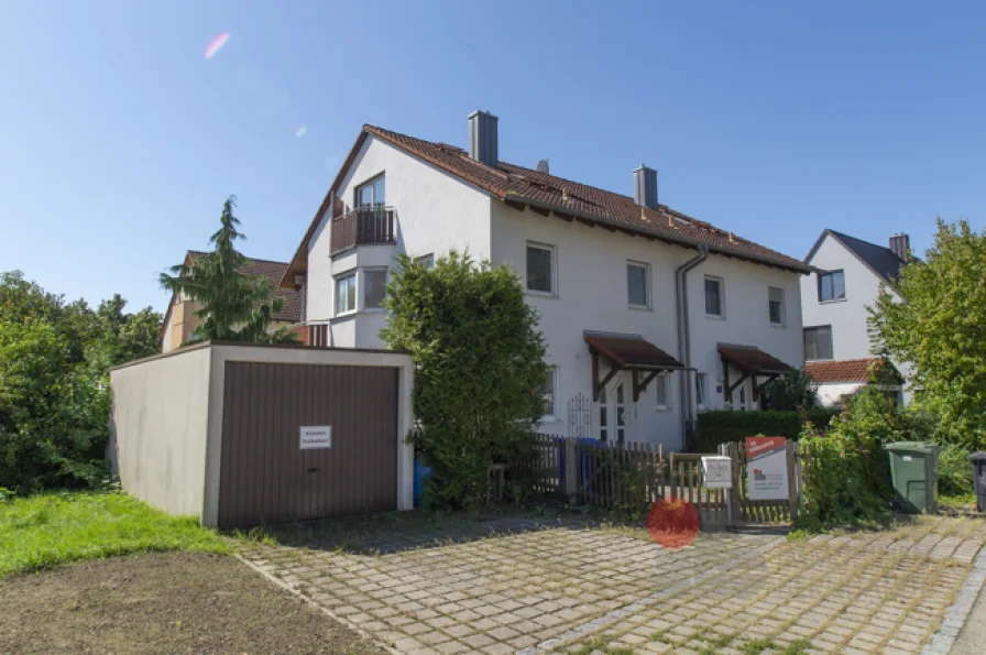Außenansicht - Haus kaufen in Ingolstadt / Unsernherrn - Solide Doppelhaushälfte mit Potenzial in sehr ruhiger Wohnlage in Ingolstadt