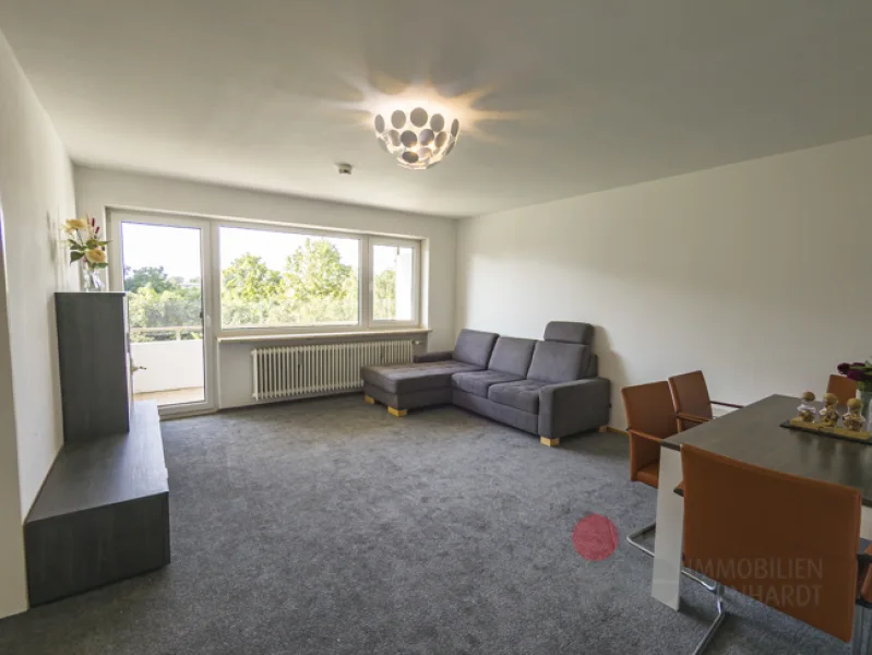 Wohnzimmer - Wohnung kaufen in Ingolstadt - Gepflegte 2-Zimmer Wohnung mit Balkon in guter Lage an der Herschelschule,  nähe WESTPARK und AUDI