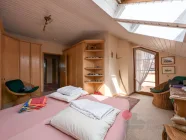 Schlafzimmer mit Zugang zum Balkon und Klimaanlage