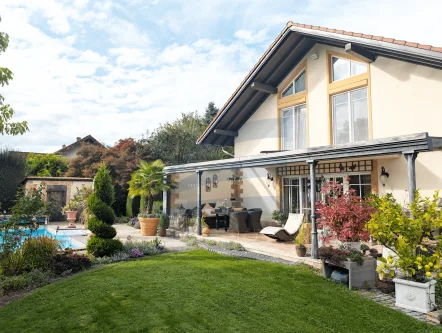 Überdachte Südterrasse - Haus kaufen in Buchbach - Exklusives Einfamilienhaus mit Pool und vielseitiger Gewerbeeinheit/ Werkstatt