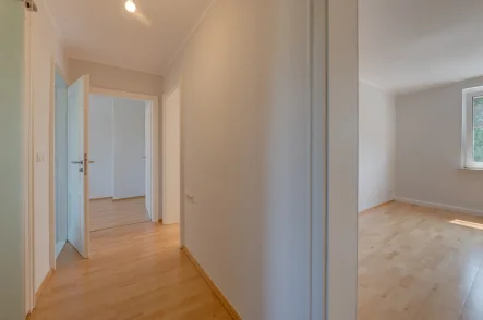 Flur Richtung Wohn-Schlafzimmer - Wohnung kaufen in Schmölln - Schmölln, Thüringen: Frisch renovierte 3-Zimmer-Wohnung im 3. OG, mit Balkon  