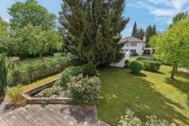 Blick vom Balkon auf den Garten und Terrasse