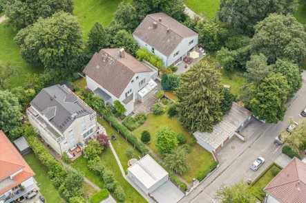 Drohnenaufnahme - Haus kaufen in München - Über 850 m² Grundstück, mit großem Einfamilienhaus - ca. 270 m² Wohnfläche!