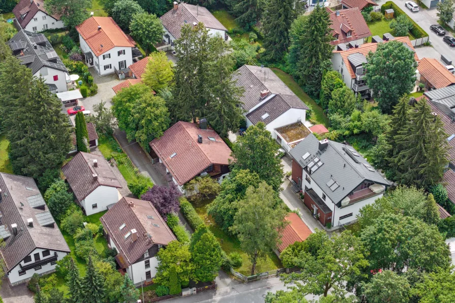 Drohnenaufnahme - Haus kaufen in Baldham - Großes Einfamilienhaus auf über 1.200 m² Grund - ruhig gelegen