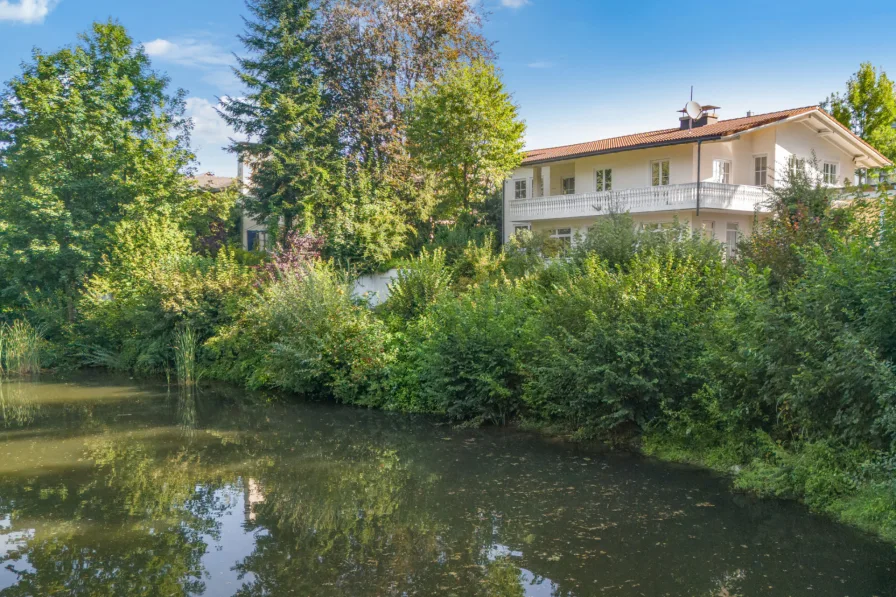 Hausansicht - Haus kaufen in Grafing - Grafing: Herrschaftliches Anwesen - direkt am Weiher