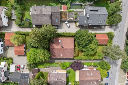 Drohnenaufnahme - Grundstück kaufen in Baldham - Rund 1.200m² Baugrund mit Altbestand, 10 Gehminuten zur S-Bahn