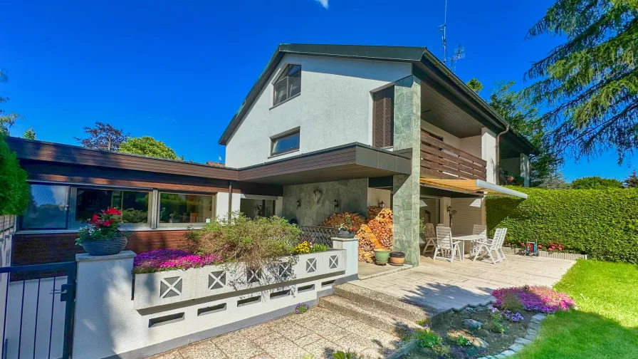 Hausansicht Gartenseite - Haus kaufen in Baldham - Top gepflegte Architekten-Doppelhaushälfte, über 330 m² Wohnfläche - mit Indoor-Pool