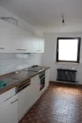 Küche mit Fenster und EBK