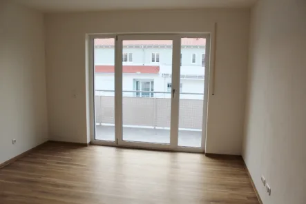 Wohnzimmer mit Balkon - Wohnung mieten in Weilheim - Top geschnittene 2-Zimmer-Wohnung im Zentrum von Weilheim