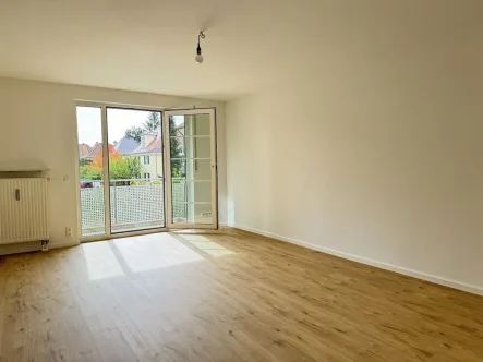 Wohnzimmer - Wohnung kaufen in München - Helle 3 Zimmer Wohnung mit Balkon in der Nähe vom Westpark!