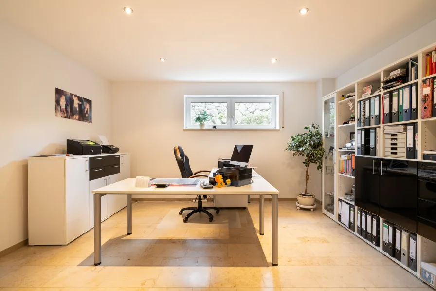 Arbeitszimmer mit Lichtgraben und Fußbodenheizung (Büro 1)
