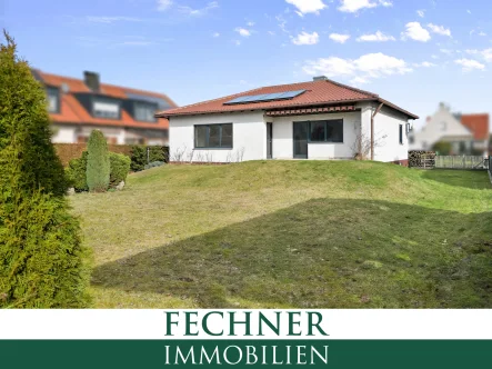 Außenansicht / Bungalow - Haus kaufen in Baar-Ebenhausen - Kleiner Bungalow auf großem Grundstück - bereits frisch saniert, ideal für Paare und kleine Familien