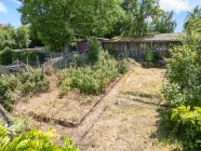 Nutzgarten mit Holzlege