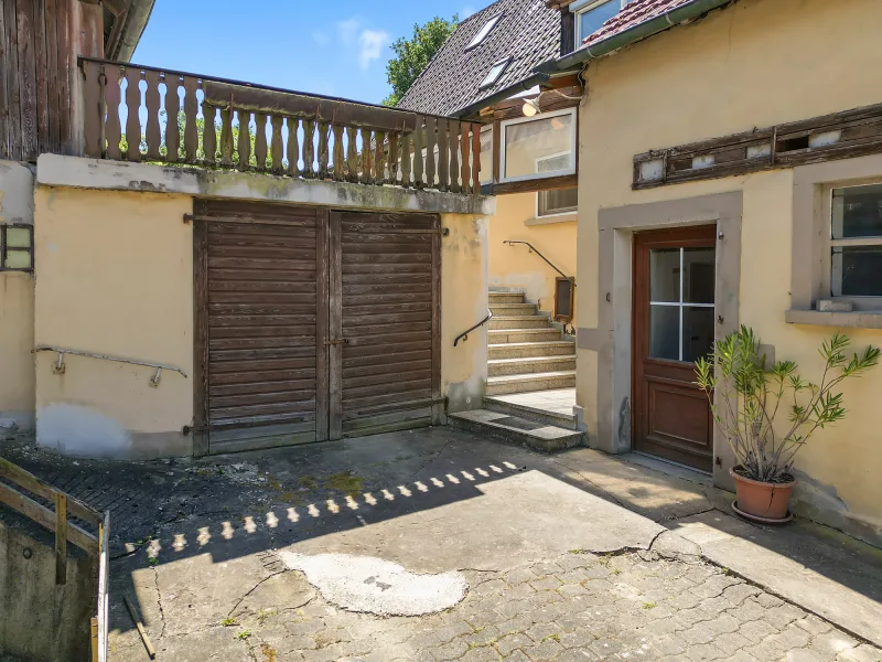 Garage und Werkstattzugang, Treppe zum Wohnhaus