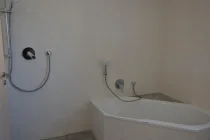 Badezimmer mit Wanne und Dusche