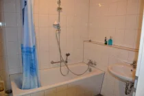 Badezimmer/Wanne/Handwasch.