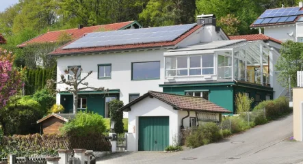 Hausansicht - Haus kaufen in Bad Endorf - Einfamilienhaus mit Einliegerwohnung in Bad Endorf - ruhige und sonnige Lage -