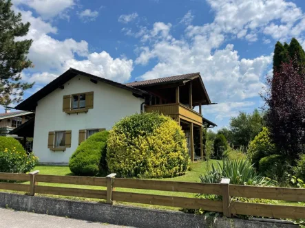 Hausansicht - Haus kaufen in Raubling - Gepflegtes Zweifamilienhaus mit zusätzlichem Baugrundstück für ein Einfamilienhaus in Nicklheim