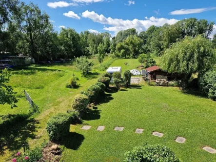 Blick aufs idyllische Grundstück - Haus kaufen in Rosenheim - Rarität! Großzügiges Paradies- Einfamilienhaus mit großem Traumgarten und Weiher in Rosenheim!